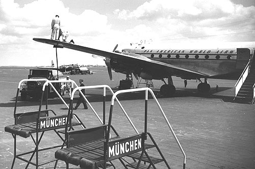 Propellerflugzeuge mit Kolbenmotor...beherrschten bei der Gründung der Flughafen München GmbH (FMG) vor 60 Jahren die Vorfeldszenerie. Nicht nur die Luftfahrttechnologie hat sich in diesen sechs Jahrzehnten enorm weiterentwickelt. Die FMG hat in diesem Zeitraum den Münchner Flughafen von einem Regional-Airport zu einer der wichtigsten europäischen Luftverkehrsdrehscheiben ausgebaut. Im Bild die Betankung einer DC-4 der ehemaligen Pan Am World Airways auf dem alten Riemer Vorfeld. Während die Propellermaschine bis zu 52 Passagiere befördern konnte, verfügt das Flaggschiff von Airbus, der A380 derzeit je nach Bestuhlung über eine Passagierkapazität von bis zu rund 600 Personen. ©Foto: Flughafen München Unternehmens-Kommunikation